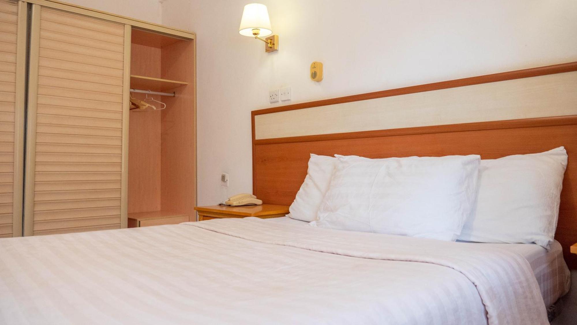 Cape Point Hotel Bakau Екстер'єр фото