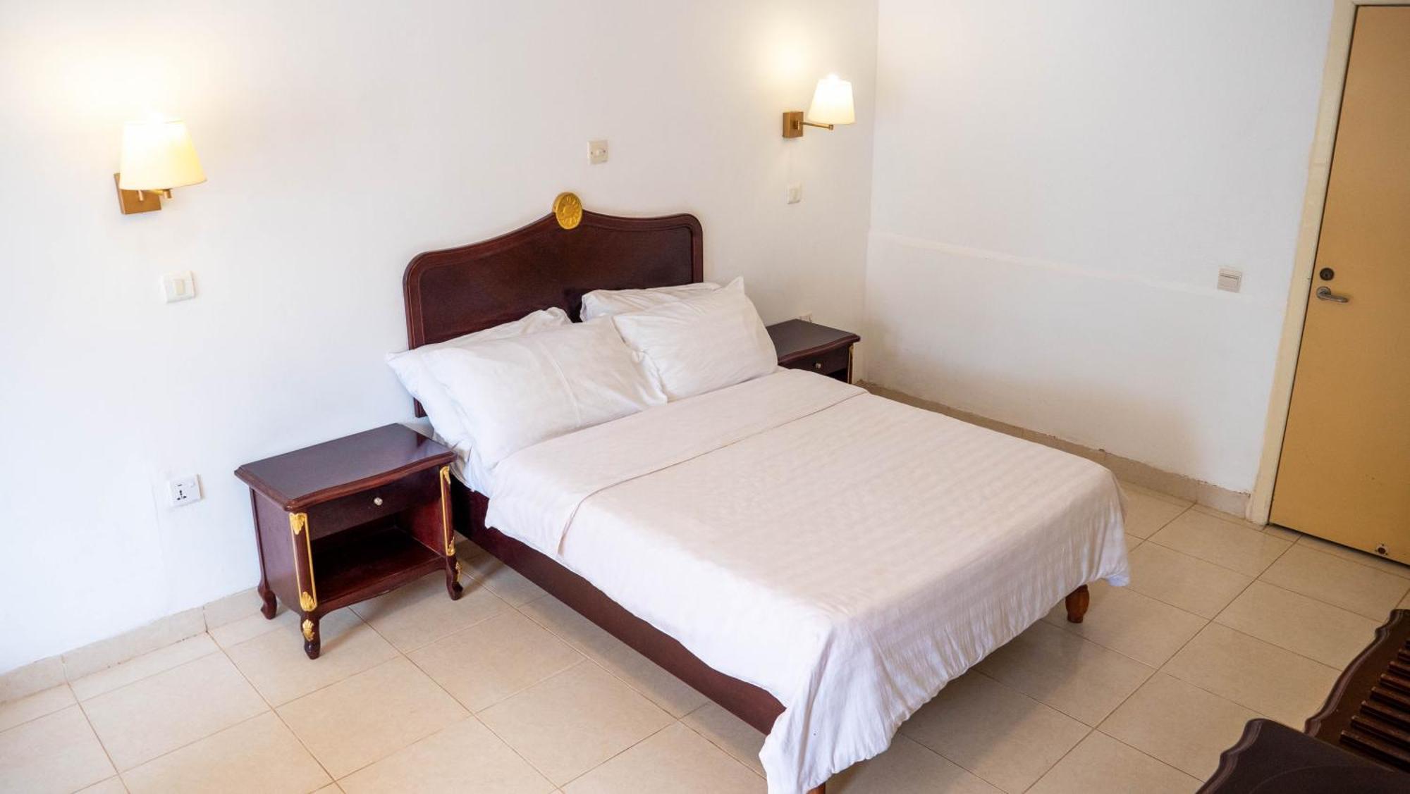 Cape Point Hotel Bakau Екстер'єр фото