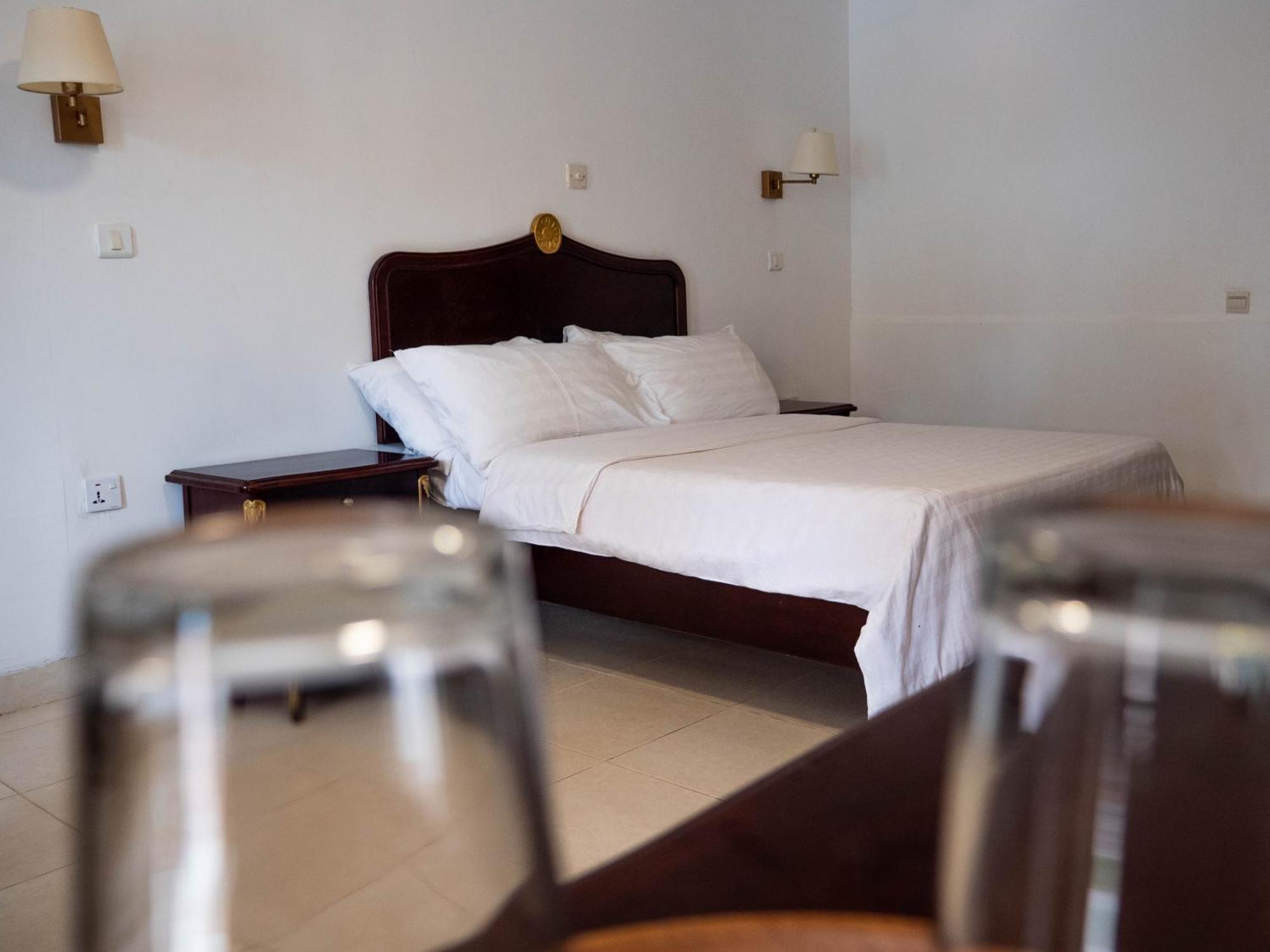 Cape Point Hotel Bakau Екстер'єр фото