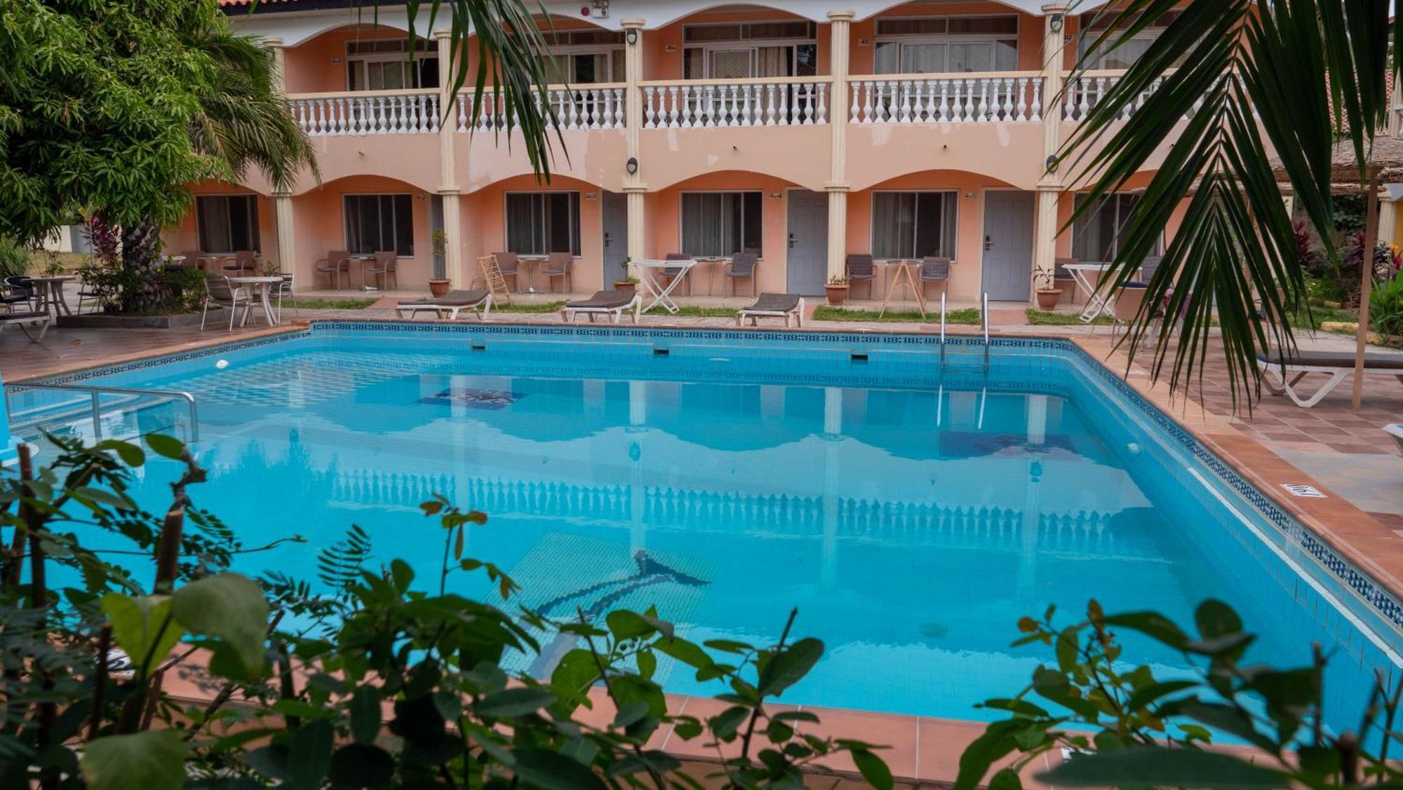 Cape Point Hotel Bakau Екстер'єр фото