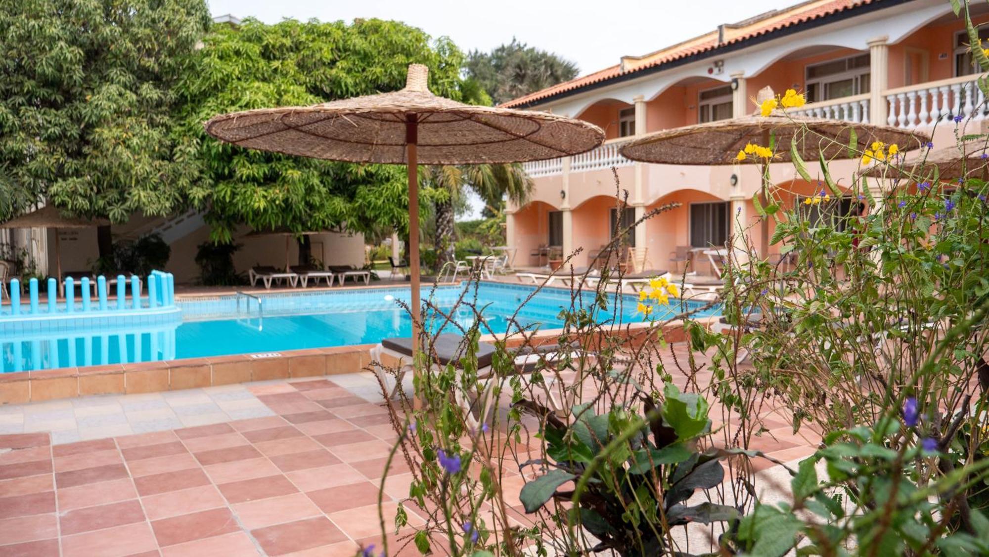 Cape Point Hotel Bakau Екстер'єр фото