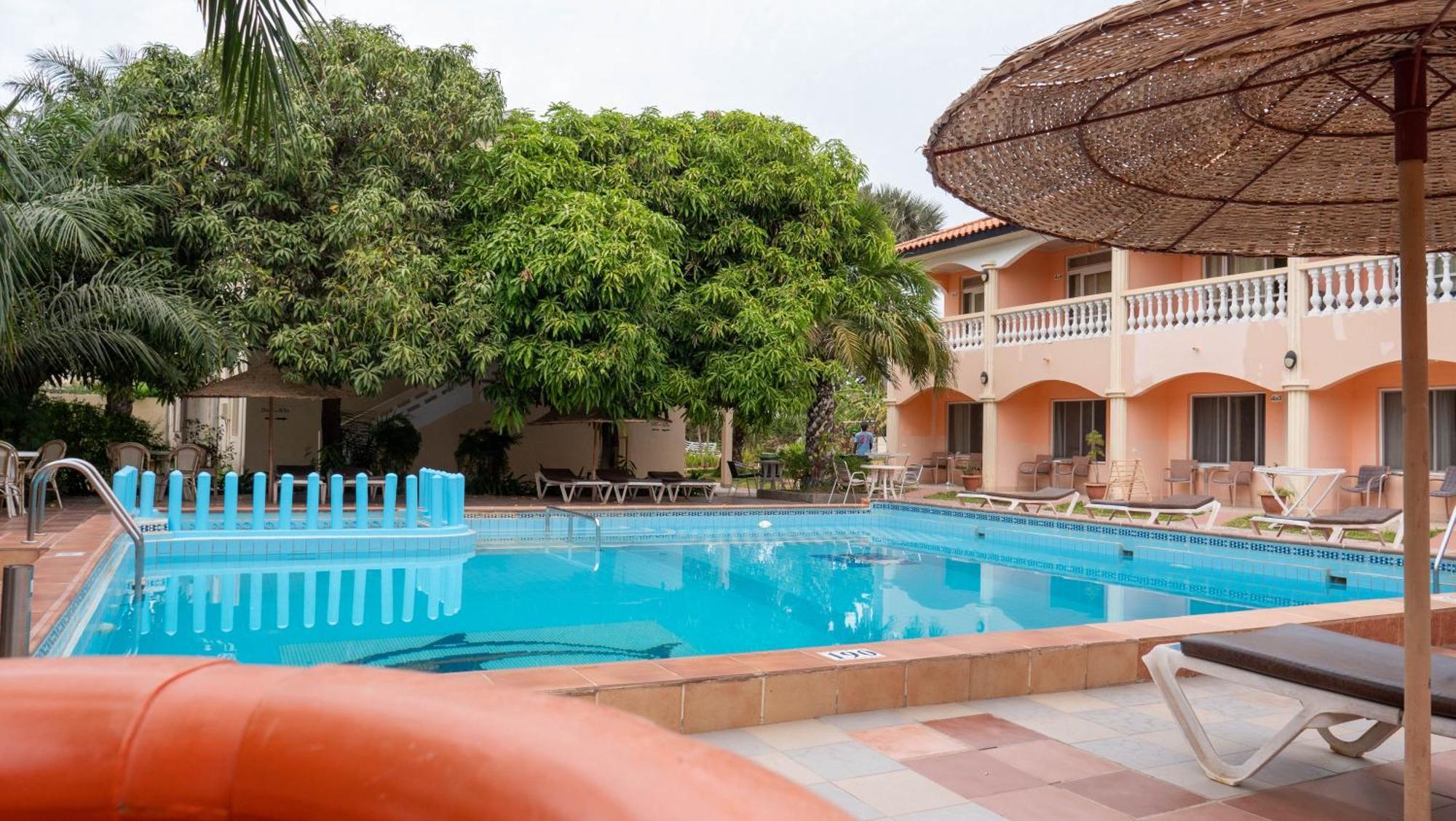 Cape Point Hotel Bakau Екстер'єр фото