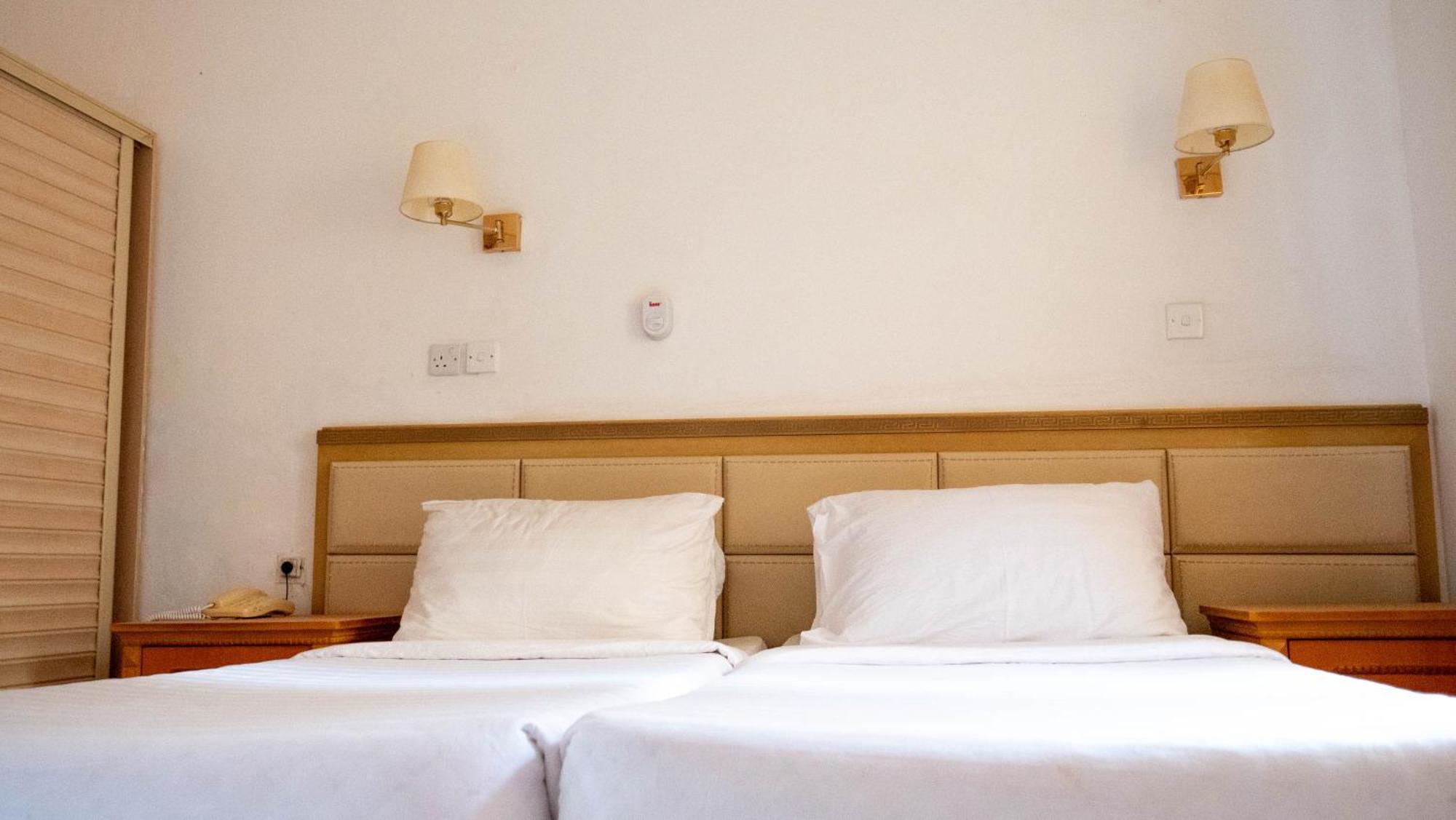Cape Point Hotel Bakau Екстер'єр фото