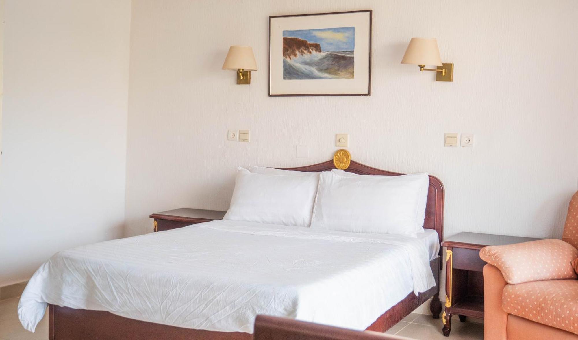 Cape Point Hotel Bakau Екстер'єр фото