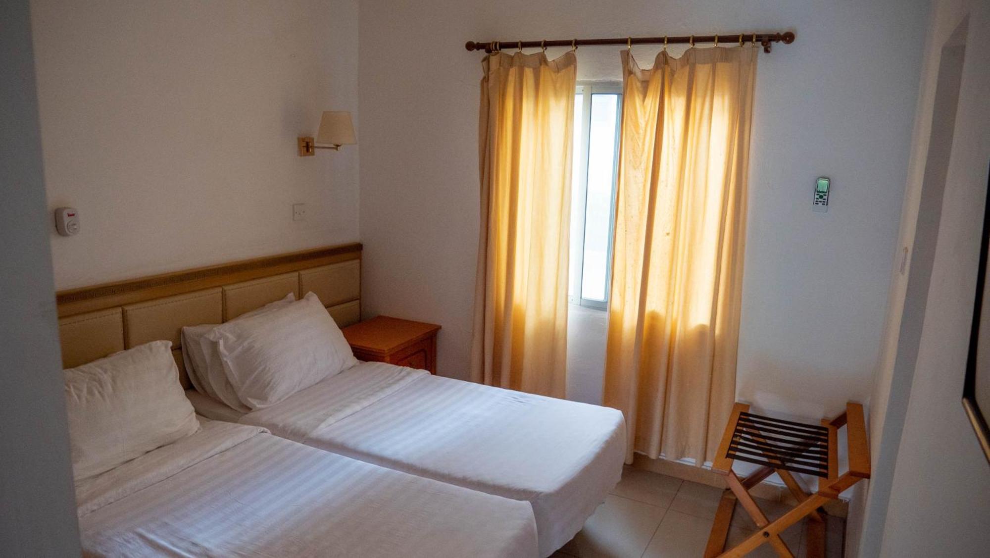 Cape Point Hotel Bakau Екстер'єр фото