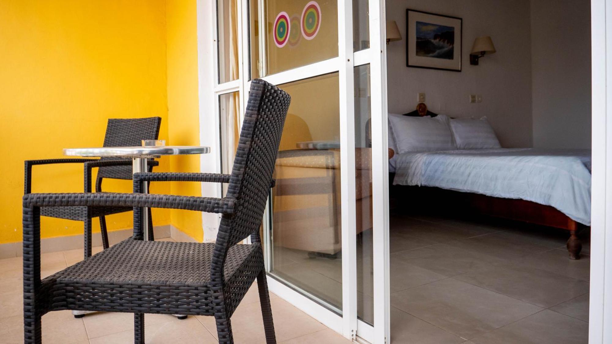 Cape Point Hotel Bakau Екстер'єр фото