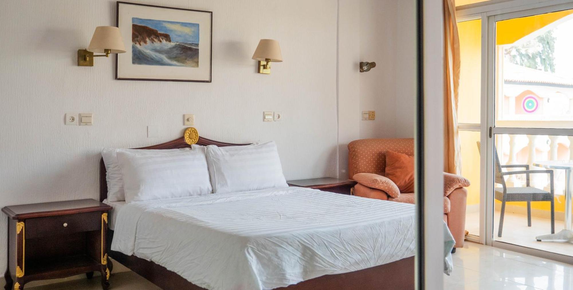 Cape Point Hotel Bakau Екстер'єр фото