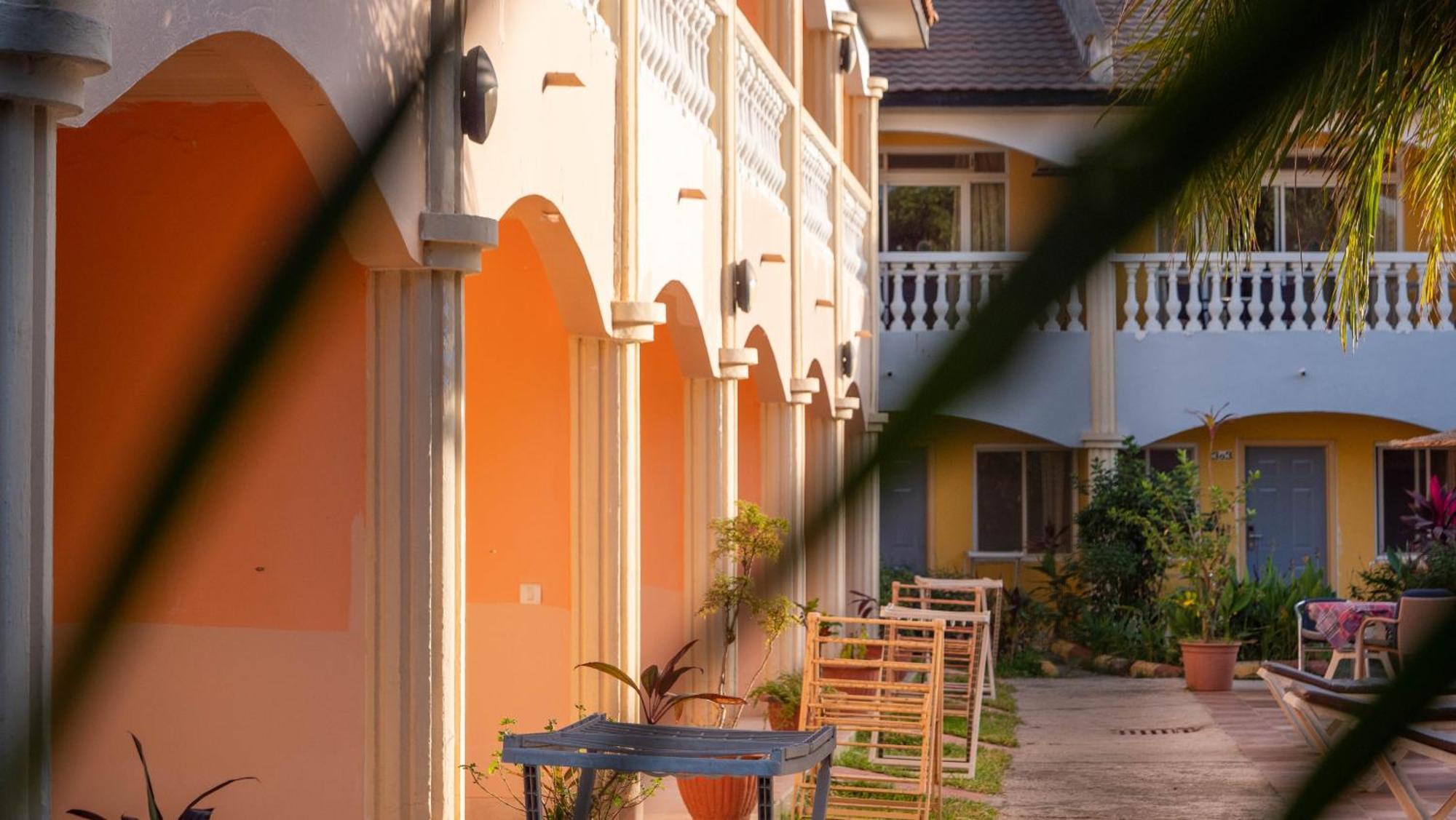 Cape Point Hotel Bakau Екстер'єр фото